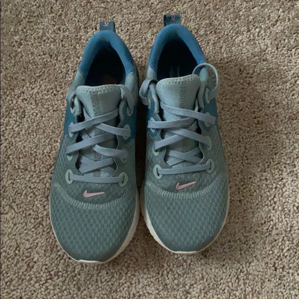 Nike tennis shoes size 7